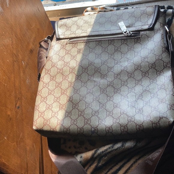 I don’t want it I got a new Louie Vuitton bag - Picture 4 of 6